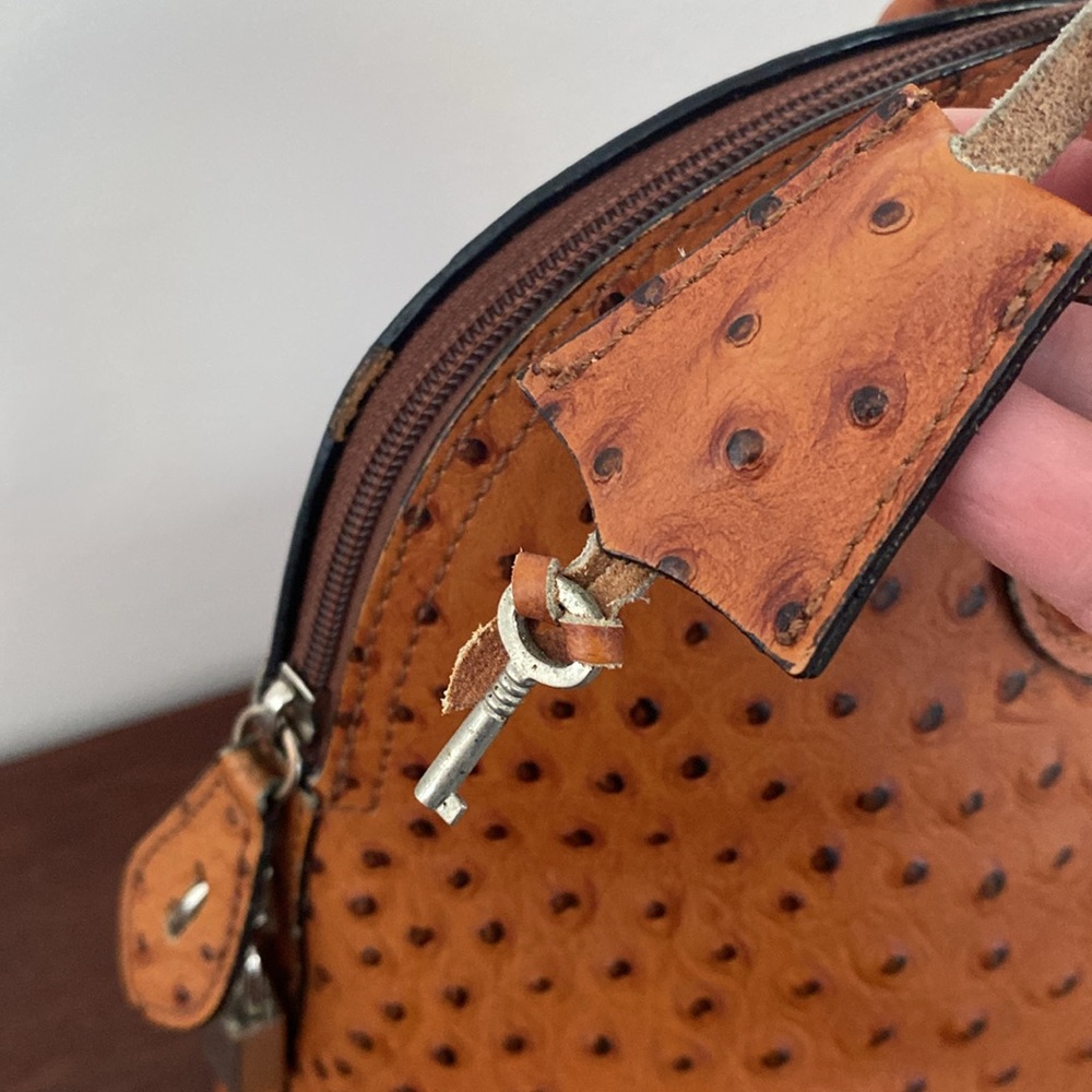 Gorgeous Leather Locking Satchel - Includes Lock & Key - Picture 3 of 17